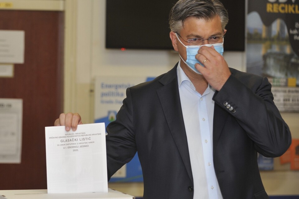 Kroatiens premiärminister Andrej Plenković lägger sin röst i söndagens val.