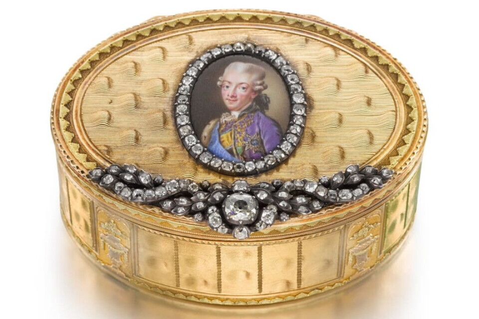 En unik gulddosa med Gustav III:s porträtt har köpts in till Nationalmuseums samlingar.