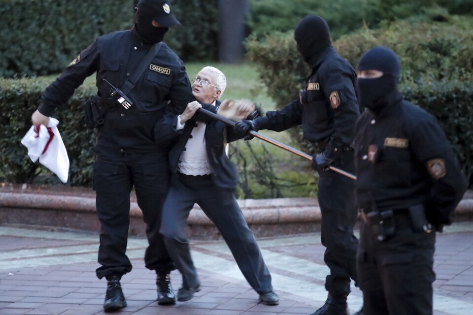 "Ge tillbaka min flagga!" hörs Nina Bahinskaja ropa till poliserna i filmer av händelseförloppet den 26 augusti.