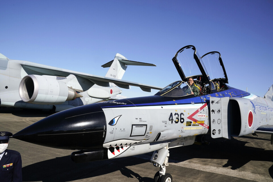 Japans tidigare premiärminister Yoshihide Suga i ett japanskt stridsflygplan av typen F-4EJ Kai i november 2020.