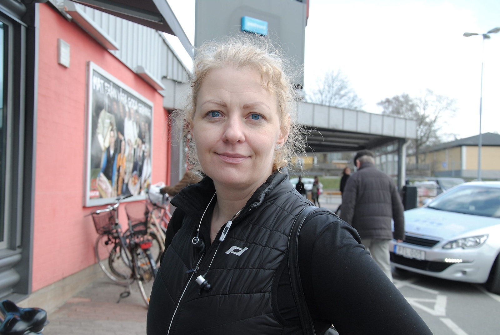 Ann-Mari Tingdahl, 42 år, Hässleholm:
— Perfekt! Rökning är bland det värsta man kan syssla med. Jag jobbar som sjuksköterska och har varit med om att ta ut massor med lungcancer.