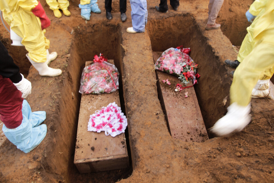 Sju människor har omkommit i översvämningar i Sierra Leone. På bilden begravs offer för ett jordskred som inträffade i landet 2017. Arkivbild.