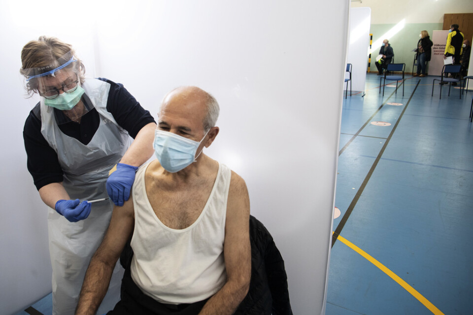 Sjuksköterskan Lotta Häller vaccinerar 63årige Mahmoud med Pfizer-Biontechs vaccin mot covid-19 i en gymnastiksal i Rinkeby i april.
