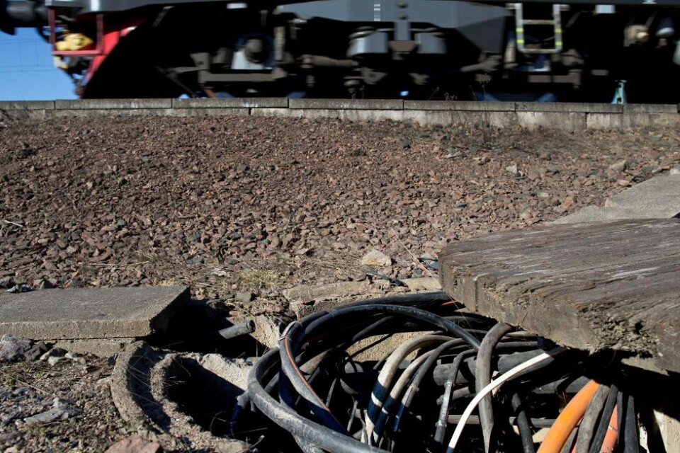 En 38-årig man har dömts till fängelse och rekordskadestånd i Danmark efter att ha stulit kopparkablar längs en järnväg. 175 000 tågpassagerare drabbades av förseningar till följd av stölderna på Køge Bugt-banan i januari, då man tvingades ersätta instä