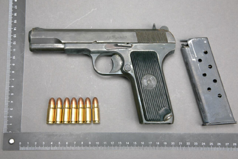 Pistol och ammunition som hittades i lägenheten. Pistolen har använts vid flera skjutningar i Kristianstad.
