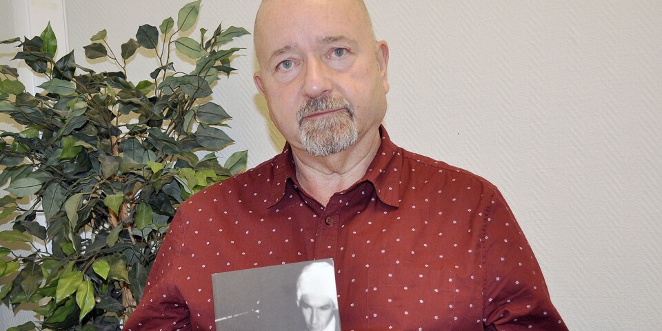 Per Bäckström med sin nya bok om avantgardisten Öyvind Fahlström.