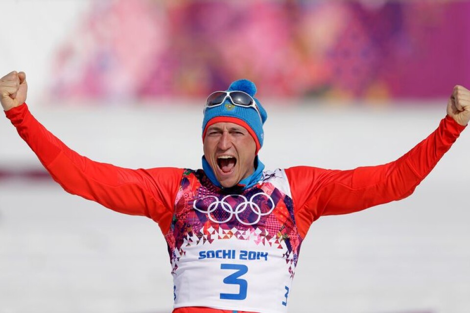 Här jublar ryske skidåkaren Alexander Legkov efter guldet på femmilen i OS i Sotji. Har har IOK stängd av honom från kommande OS – eftersom man slagit fast att han var dopad när han vann 2014.