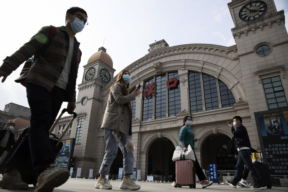 Resenärer kan åter ta sig från Wuhan sedan reseförbud hävts. Tusentals tog sig till tågstationer för de första nattågen ut från mångmiljonstaden när tågen åter rullade.