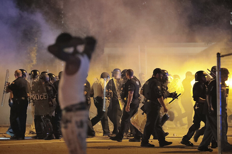 Polis använde tårgas mot demonstranterna i Memphis på onsdagskvällen.
