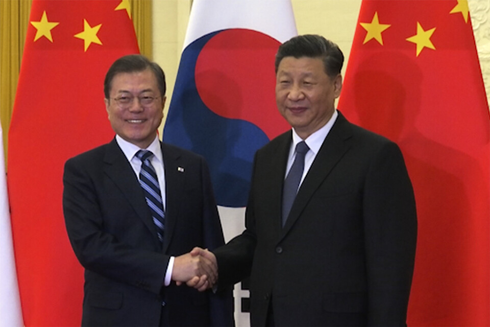 Sydkoreas president Moon Jae-In (till vänster) träffar under måndagen Kinas premiärminister Li Keqiang samt Japans premiärminister Shinzo Abe. Dessförinnan träffade Moon Jae-In Kinas president Xi Jinping (till höger).