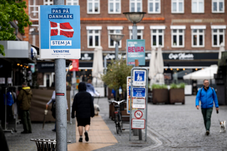 Valplakat inför folkomröstningen gällande det danska försvarsförbehållet på Store Torv i Rönne på Bornholm. Den 1 juni ska danskarna folkomrösta om Danmark ska delta fullt ut i EU:s försvarssamarbete.
