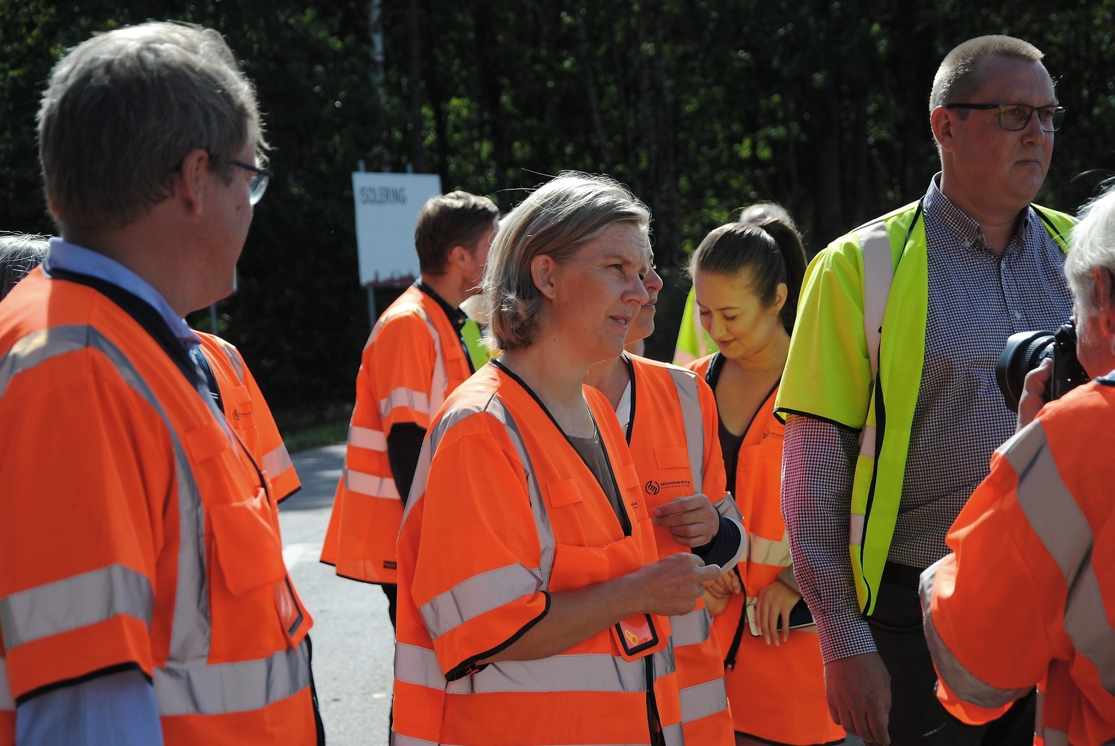 Miljöministern Karolina Skog på återvinningscentralen i Vankiva.