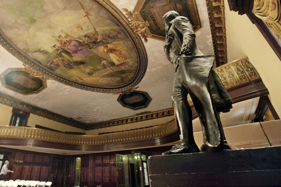 En staty som föreställer Thomas Jefferson, president och slavägare, förs bort från stadshuset City hall i New York. Arkivbild.