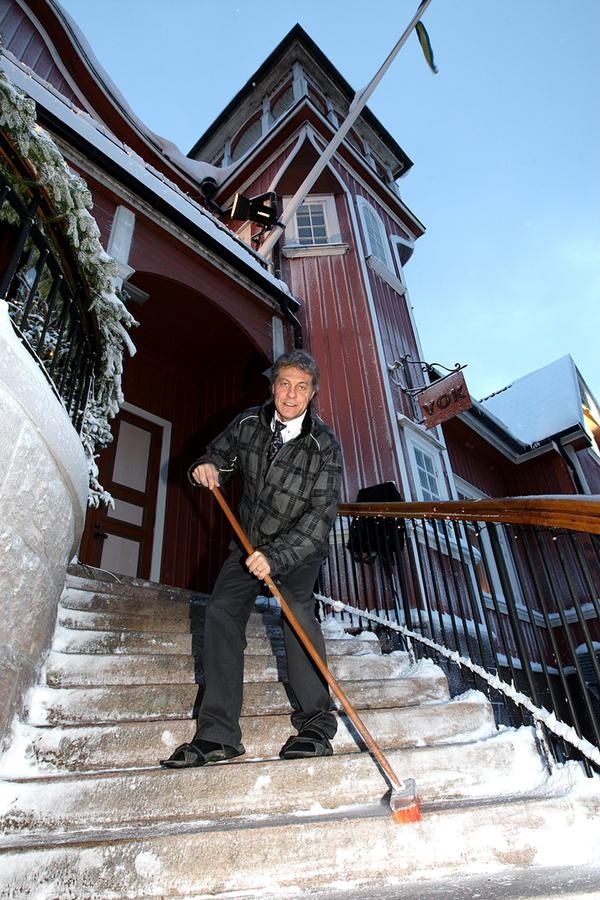 Jan Brobjer, föreståndare på Folkets hus i Ulricehamn, hade en hektiskt dag. ?Det värsta problemet vi har haft idag är att hålla trappen ren från snö och is, säger han.