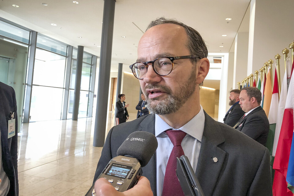 Infrastrukturminister Tomas Eneroth (S) på väg in till torsdagens transportministermöte i Luxemburg.
