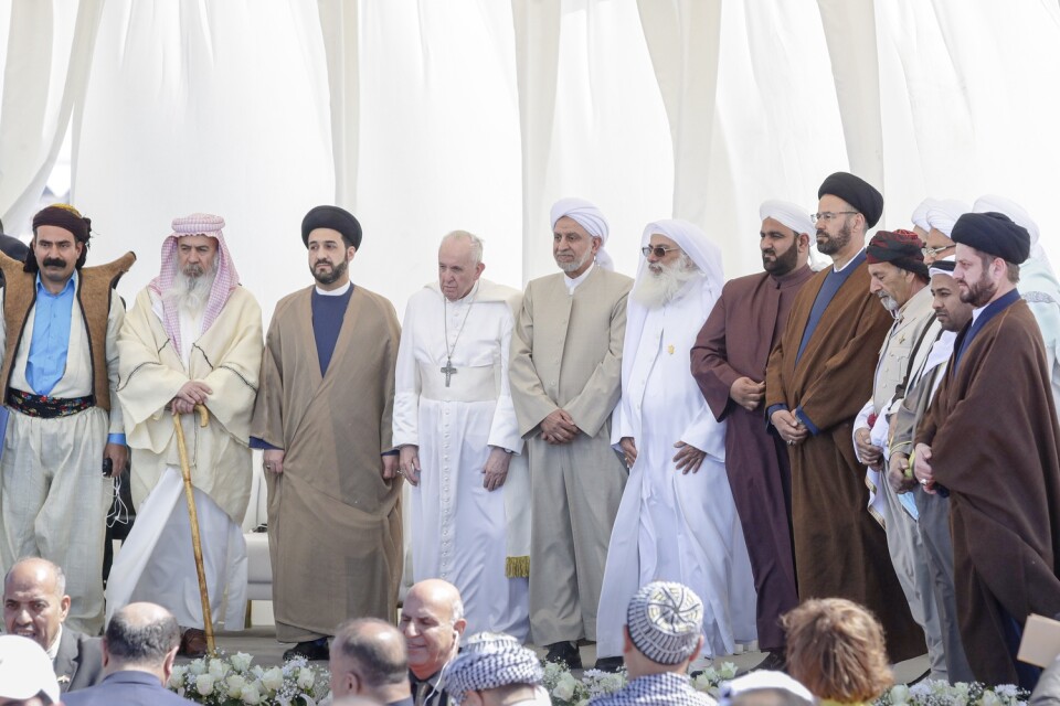 Påve Franciskus i Ur, omgiven av företrädare för Iraks olika religioner.