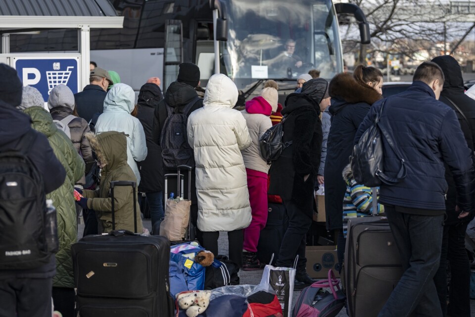 Villkoren för ukrainska flyktingar i Sverige är mycket svåra, skriver Martin Nihlgård, generalsekreterare för Individuell Människohjälp. Bilden visar ukrainska flyktingar vid hamnen i Karlskrona i mars 2022.