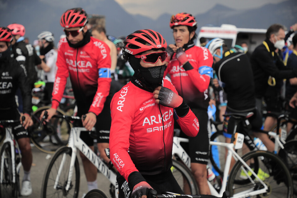 Nairo Quintana och lagkompisarna efter den 17:e etappen i Tour de France för en vecka sedan. Senare den dagen gjordes husrannsakan i stallet Arkea-Samsic.