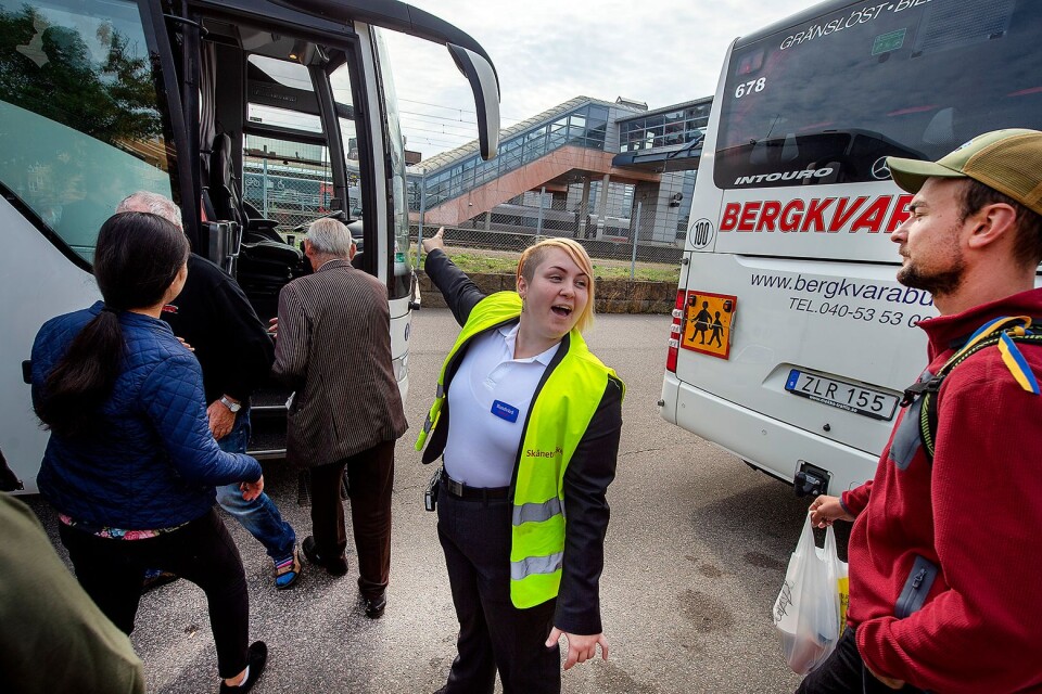 Energiska och vänliga tågvärden Johanna Persson försöker att hjälpa resenärer till rätt ersättningsbuss.