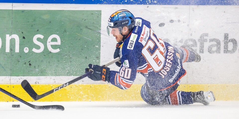 230121 Växjös Erik Josefsson faller under ishockeymatchen i SHL mellan Växjö och Leksand den 21 januari 2023 i Växjö. Foto: Jonas Ljungdahl / BILDBYRÅN / COP 144 / JO0163