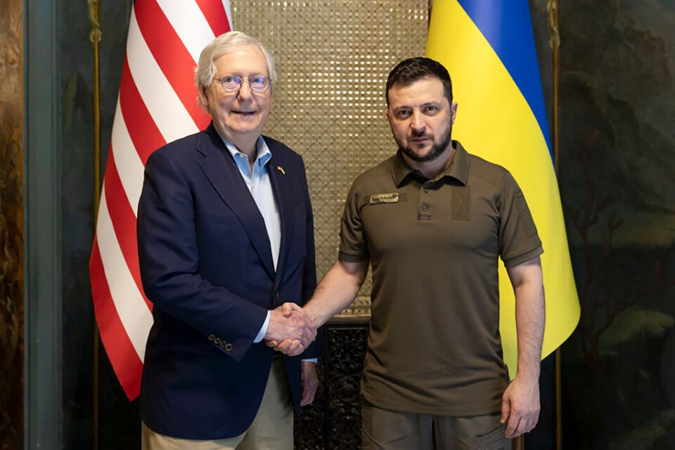 Mitch McConnell besök hos Volodymyr Zelenskyj i Kiev följer på att den demokratiske talmannen Nancy Pelosi och presidenthustrun Jill Biden tidigare i maj besökt Ukraina.