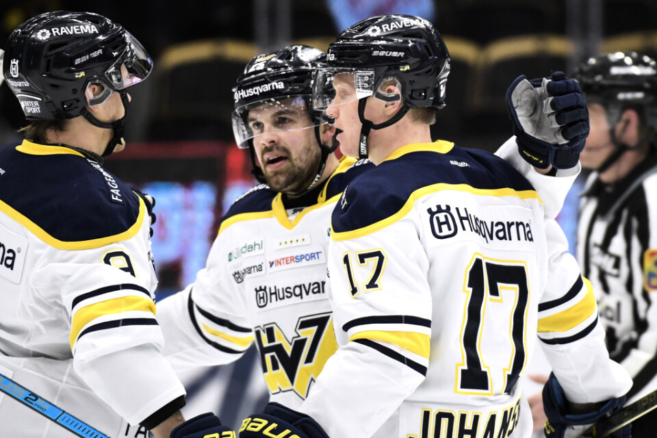 HV71s Emil Johansson jublar efter 1–0-målet tillsammans med sina lagkamrater under torsdagens ishockeymatch i SHL mellan Skellefteå och HV71 i Skellefteå Kraft Arena.
