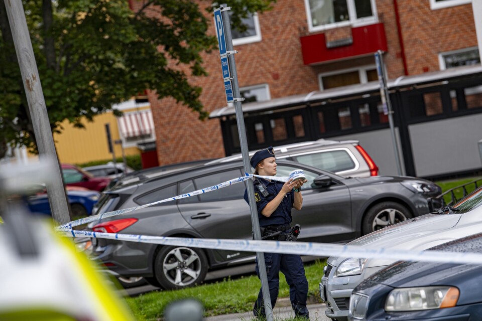 Polisen på plats efter nattens skjutning i Broby. Avspärrningar sattes upp för brottsplatsundersökning.