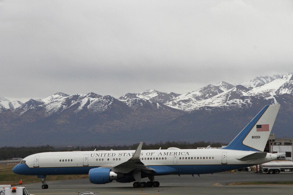 Utrikesministerns flygplan lämnar Alaska, på väg mot Washington.
