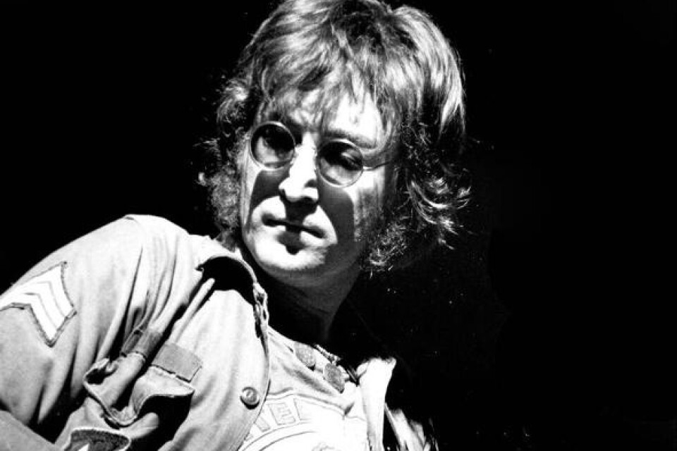 John Lennon skulle ha fyllt 70 år i dag. Hans minne lever kvar och tycks inte vara på väg att glömmas bort. Här är en bild från en välgörenhetskonsert på Madison Square Garden i New York, augusti 1972.foto scanpix