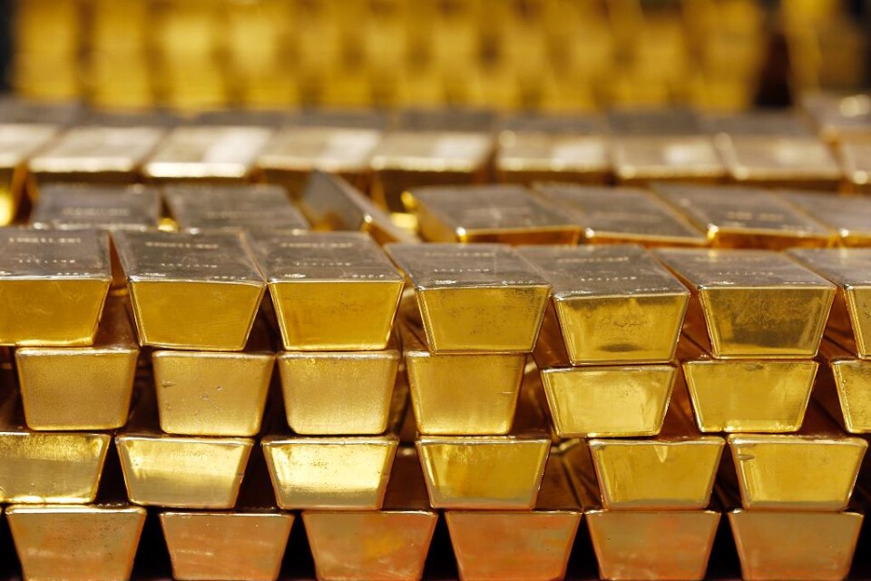 Polisen i USA jagar tre rånare som ska ha kommit över runt 125 kilo guldtackor, värda runt 33 miljoner kronor. Guldet fanns i en värdetransport som var på väg genom delstaten North Carolina när den fick motorproblem. Väktarna har berättat för polisen at