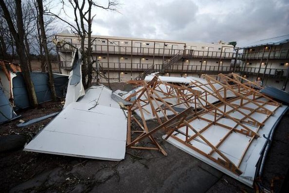 Taket till ett av loftgångshusen på Olastorpsvägen 1-9 rasade natten till tisdagen.
