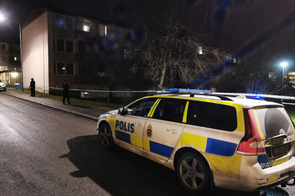 En man skadades allvarligt vid en skottlossning i Skogås, i Huddinge kommun, söder om Stockholm.