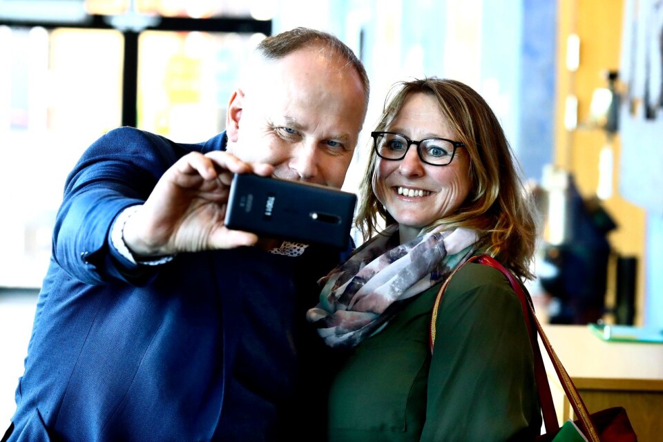 En selfie med partiledaren. Regionrådet Linda Fleetwood (V) passade på när partiledaren Jonas Sjöstedt kom till Kalmar.