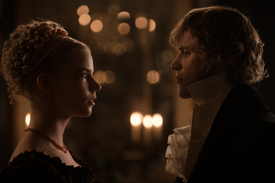 Emma (Anya Taylor-Joy) och Mr Knightley (Johnny Flynn) gnabbas som sig bör i en Jane Austen-filmatisering. Pressbild.