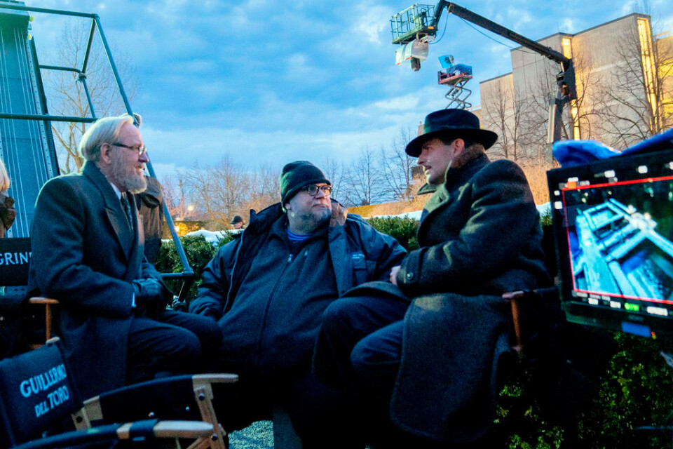 Guillermo del Toro (i mitten) tillsammans med Richard Jenkins (vänster) och Bradley Cooper (höger) under inspelningen av "Nightmare Alley". Arkivbild.
