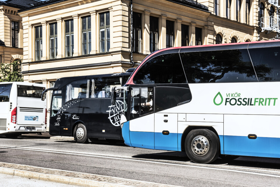 Runt hälften av alla drygt 2|000 svenska turistbussar är avställda till följd av pandemin, enligt Sveriges bussföretag. Arkivbild.
