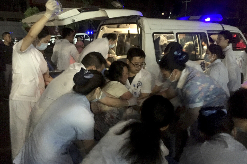 Vårdpersonal tar emot skadade i Yibin i Sichuan.