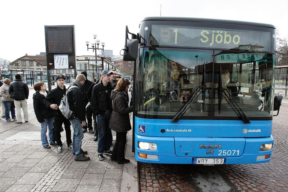 Busslinje 1 åker mot Sjöbo via Knalleland.