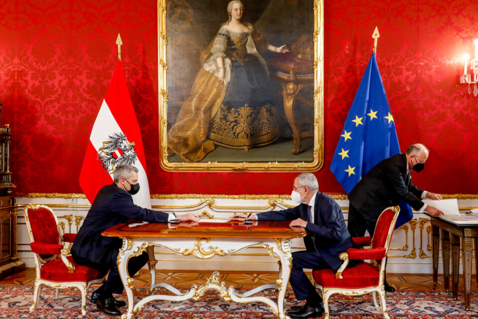 Karl Nehammer, till vänster, svärs in som ny förbundskansler i december 2021. Det har blivit många ceremonier av det här slaget för presidenten Alexander Van der Bellen.