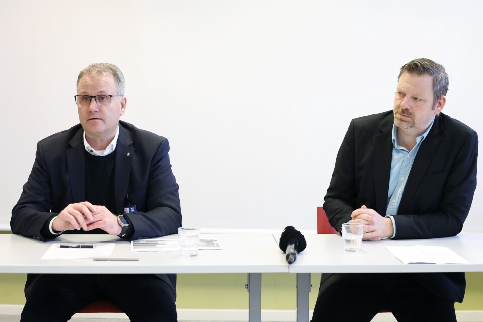 Grundskoleförvaltningens högste chef Ulf Karlsson och grundskolenämndens ordförande Per Carlsson (S) vid en pressträff om den externa granskningen av kommunens hantering av sexuella övergrepp i skolan.
