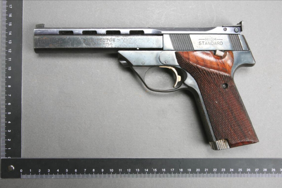 Detta är en av pistolerna som polisen hittade och som bedöms vara i brukbart skick. Ägaren åtalas för grovt vapenbrott. Bild från polisens förundersökning.