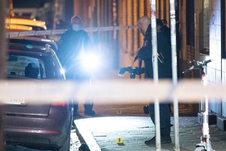 Polis undersöker brottsplatsen på Bergsgatan efter det misstänkta mordförsöket. Arkivbild.