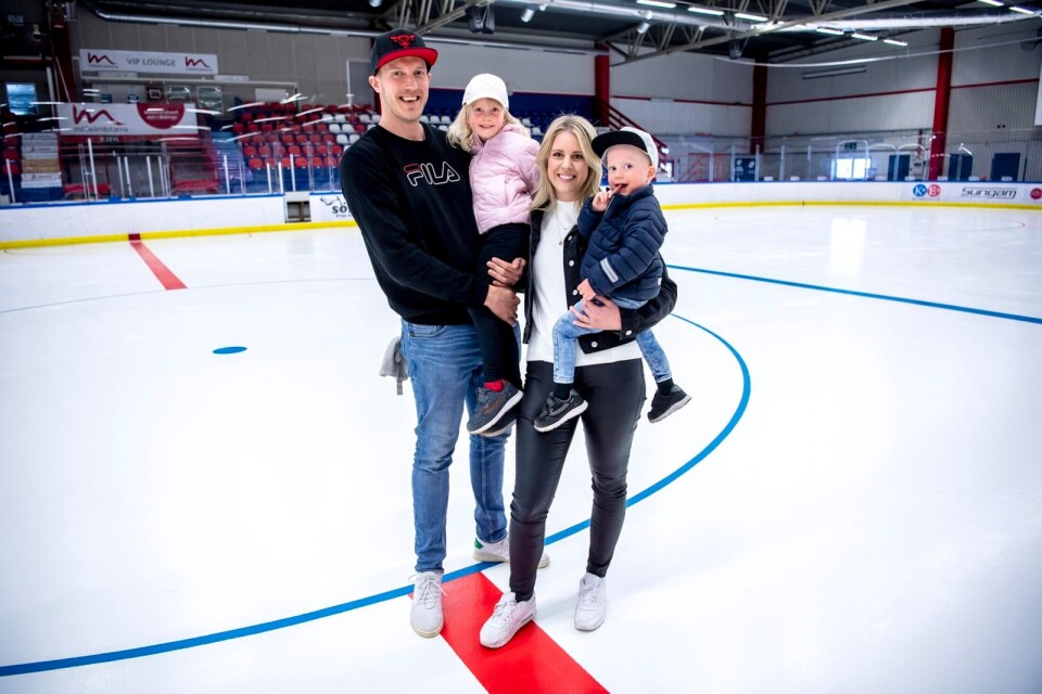 Lina Villysson, 33, skötte musiken åt Krif Hockey. Sebastian Magnusson, 34, var på isen.Tio år senare har de två barn tillsammans och musiken och ishockeyn löper som en röd tråd genom deras liv.