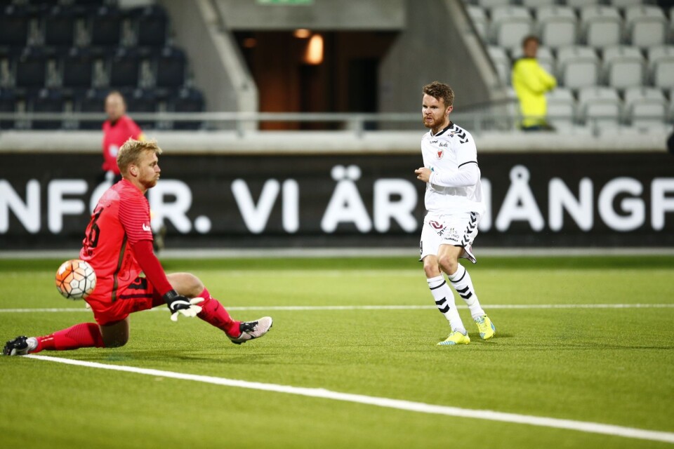 Kalmar FF:s Måns Söderqvist gör 2–3 bakom Häckenmålvakten Peter Abrahamsson i ett möte på Gamla Ullevi 2016.