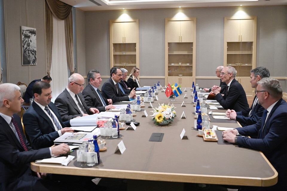 Turkiets delegation, till vänster, under mötet med Sveriges delegation till Ankara.