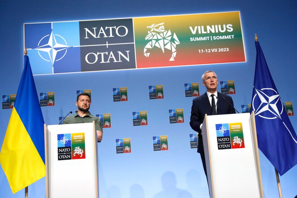 Ukrainas president Volodomyr Zelenskyj och Natos generalsekreterare Jens Stoltenberg vid Natos toppmöte i Vilnius i juli. Arkivbild.