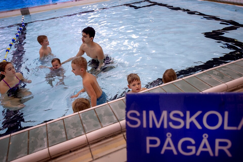 Sparbankden Skåne has given KSLS funds to enable 180 children to learn to swim at free beginners' lessons in 2022 (see Facts) .