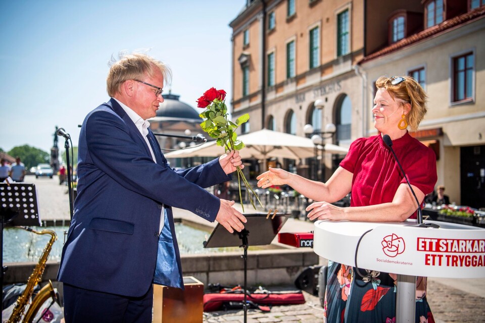 Helene Björklund, riksdagsledamot från Sölvesborg, överräckte en bukett med rosor till försvarsminister Peter Hultqvist.