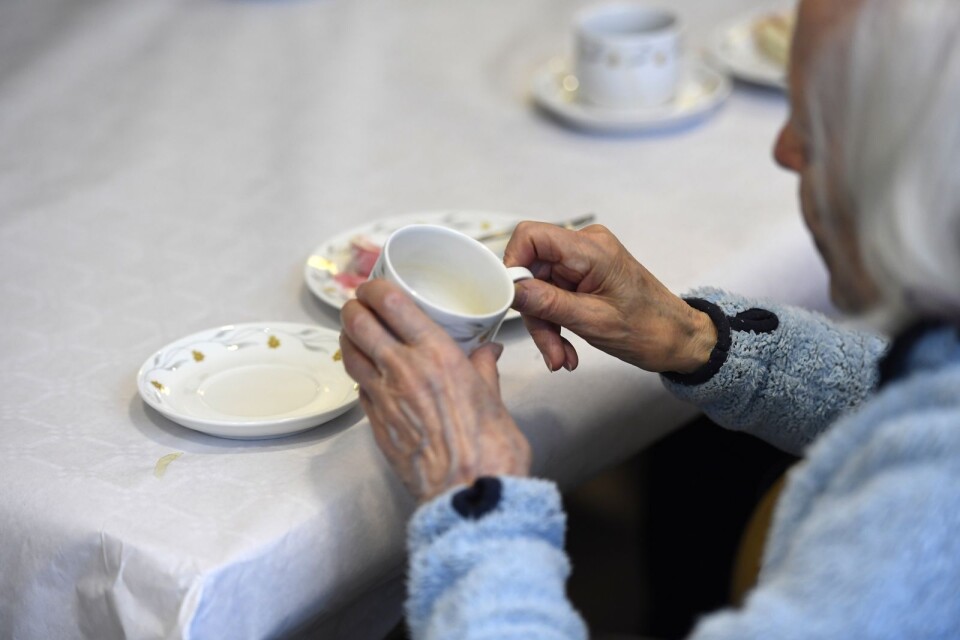 STOCKHOLM 20180308
En äldre person dricker kaffe på ett  äldreboende 
Foto: Pontus Lundahl / TT / kod 10050