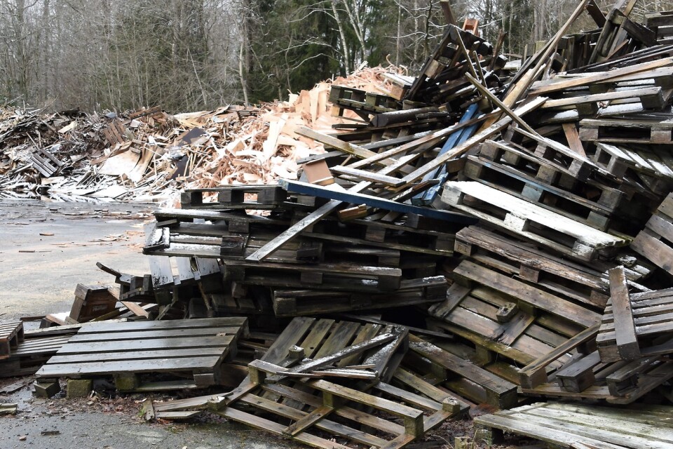 Avfallsbergen med träsopor växer på Gjutaregatan i Lönsboda. Innan april månads utgång ska dessa vara borta annars kommer ett vite att kopplas till föreläggandet. Foto: Helén Fingalsson